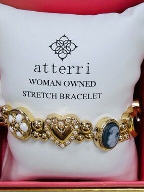 NWT ⚜️🤍⚜️ ATTERRI Gorgeous Multi Charm Bracelet